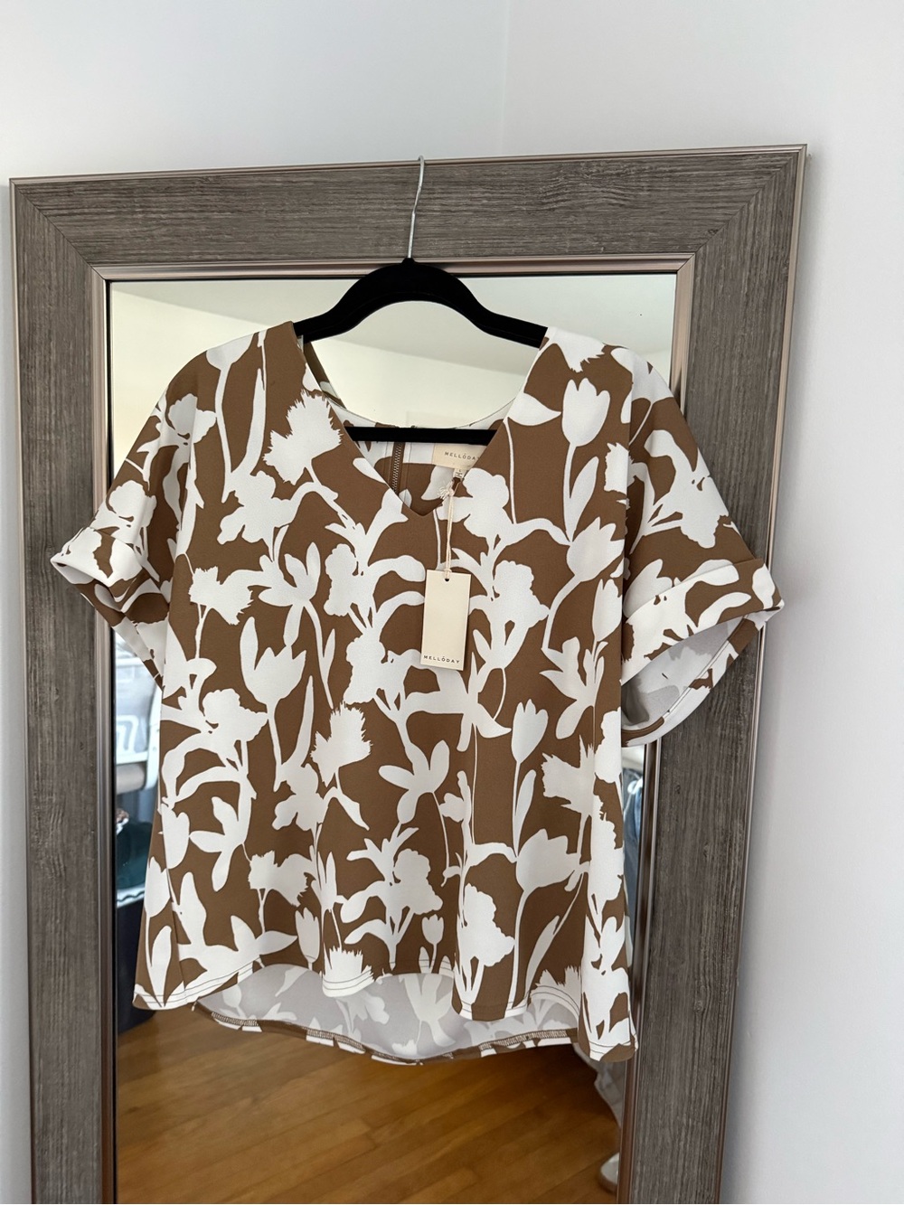 Melody’s Brown and White Floral Short Sleeve Women’s Top New Size Large
